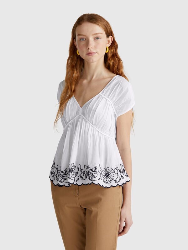 Blusa de manga corta con bordado floral Mujer